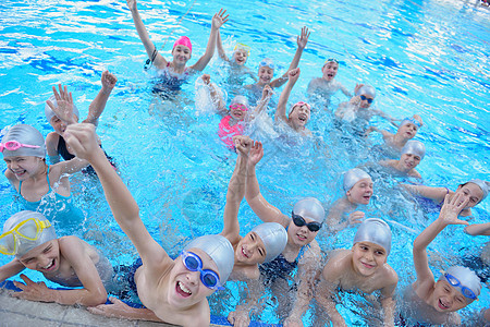游泳池中儿童群体乐趣喜悦学校男性训练娱乐培训师游泳者水池重量图片