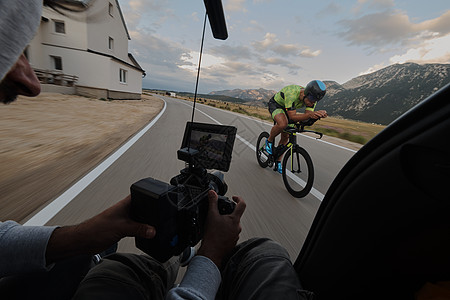 电影摄影师拍摄三亚特隆自行车运动员的动作活力速度相机摄影男人钢铁侠驾驶制片人耐力摄像师图片