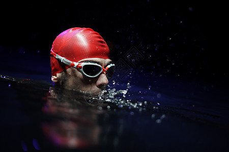夜校课间休息的游泳运动员 真正的三亚特利特游泳者赛车手眼镜泳装闲暇风镜潜水竞赛运动运动装图片