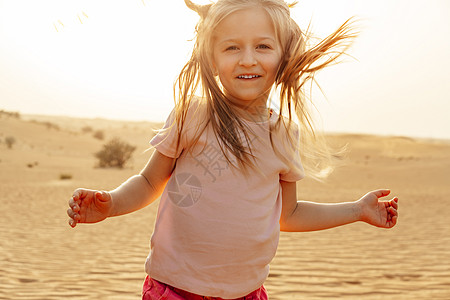 小女孩在沙漠中微笑的肖像图片