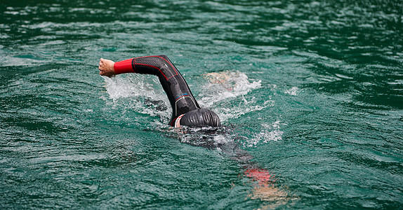 身穿湿衣在湖上游泳的三亚体运动员铁人耐力男人运动装风镜锻炼训练潜水游泳衣游泳者图片