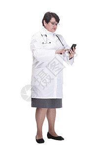 医生手机拥有智能手机的高级女性医护人员 在全年增长的情况下职业治疗师女士从业者长袍广告牌医院电话咨询报告背景