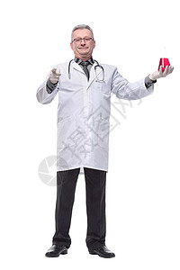医生在实验室里举着红化学物的杯子折叠实验科学家烧杯外套男人卫生保健药剂师专家图片