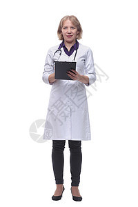 具有吸引力的女医生站立和做文书工作图片