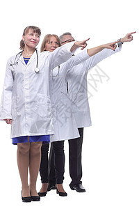 一群孤立背景的医生欢乐地笑着笑着微笑 用手和手指指向侧面 (笑声)图片