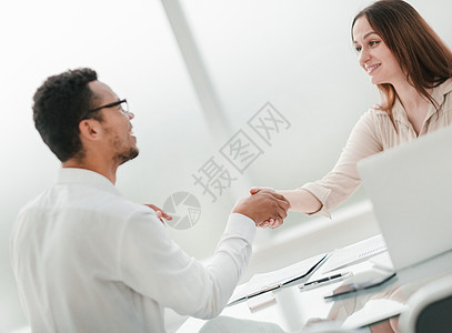 女商务人士以握手方式欢迎她的商业伙伴人士成功银行家商务男性手势合伙蓝图讨论经理图片