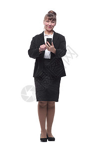 穿着正式服装的笑笑女商务人士全长肖像 看智能手机呼唤工具职业套装黑发电话商业细胞通讯微笑图片
