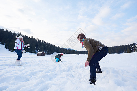 在一起才是年寒冬在雪中玩在一起的幸福家庭母亲乐趣孩子们童年女性女士儿子男人男性父亲背景