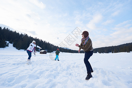 在一起才是年寒冬在雪中玩在一起的幸福家庭父亲儿子森林孩子们男生季节童年孩子喜悦母亲背景