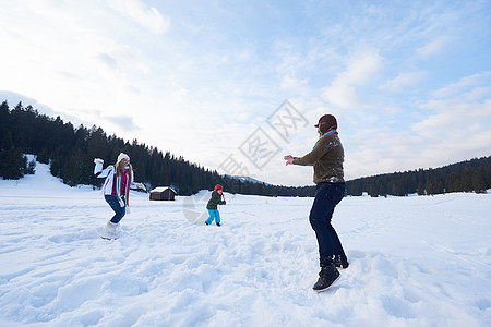 在一起才是年寒冬在雪中玩在一起的幸福家庭女孩女性男人季节母亲建筑孩子们乐趣女士森林背景