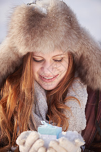 带礼物的冬季女孩惊喜假期女士乐趣盒子帽子快乐季节幸福微笑图片