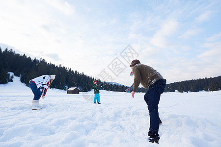 在一起才是年寒冬在雪中玩在一起的幸福家庭童年男人女性儿子女孩孩子假期公园男生父亲背景
