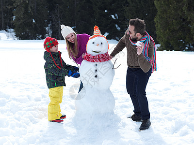 快乐的家庭做雪人季节女士森林男性男人儿子童年女儿男生女性图片