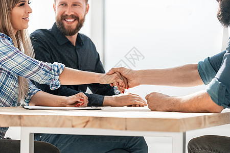 生意人和女商务人士握手的握手男性公司同事合同职场商务办公室桌子人士项目图片
