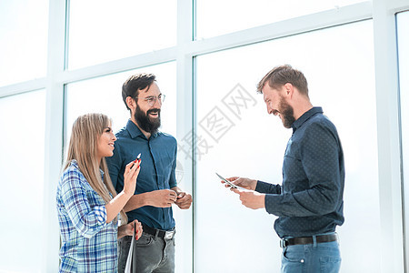 讨论在办公室中站立文件的雇员人数人士商务工作员工职业同事男性头脑企业家经理图片