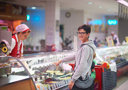 超市中的女性零售店铺微笑成人饮食消费者水果女士篮子杂货图片