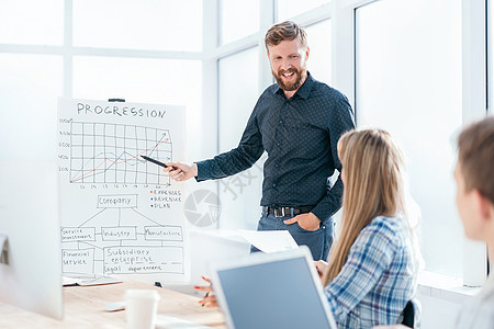 商业商家在介绍业务期间用图表指着图成功管理人员男人合作合伙挂图协作公司讨论会议室图片
