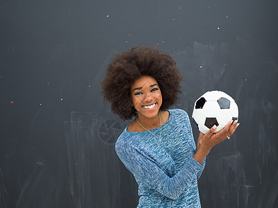 黑人妇女拿着足球波盘黑色爆炸发型灰色成人女孩女士头发工作室成功图片