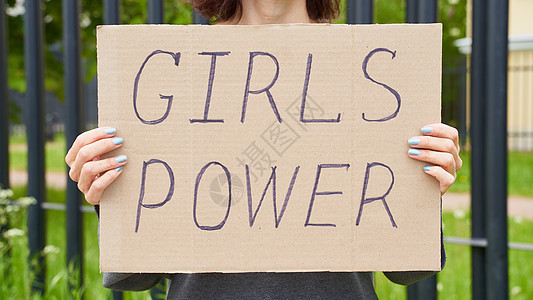 女孩权力概念 不可辨认的人持有关于女权主义文本的签名朋友们权利多样性联盟横幅手势成人假期团队海报图片