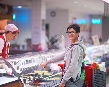 超市中的女性店铺大车杂货店成人市场商业女士食物杂货蔬菜图片