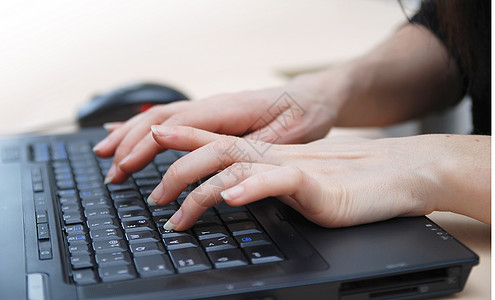 妇女用手在笔记本电脑键盘上打字房间钥匙女士女孩服务办公室老鼠互联网商业资讯图片