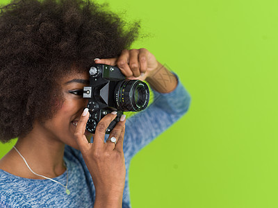 黑人女孩在反光相机上拍照女性女士工作记者微笑照片摄影师电影摄影绿色图片