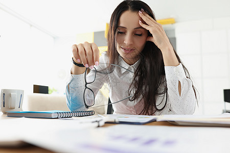 妇女加班工作累累 在办公室工作场所头痛发疼偏头痛女性职场解雇工人员工情感黑发女士桌子坏的高清图片素材