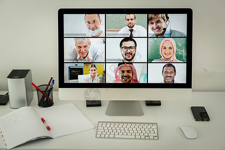 在线商业会议屏幕掌握在手软件电话会议团体设备同事共享电脑工作多样性牙裔背景图片