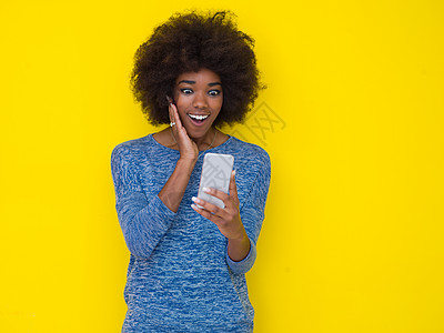 使用移动电话的年轻黑人妇女商务技术人士互联网工作室电子产品爆炸女孩微笑管理人员图片