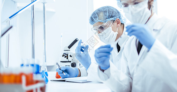 特写 一组科学家测试新疫苗的结果输血学习科学药品卫生微生物显微镜生物管子检查图片