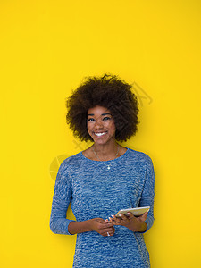 使用数字板的年轻黑人妇女工作商务成人电脑工作室微笑电子产品互联网女士技术图片