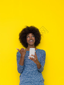使用移动电话的年轻黑人妇女成人管理人员电子产品女性工作女士人士微笑技术工作室图片