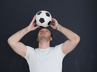 男人玩足球的球 孤立于灰色之上训练竞赛乐趣玩家微笑游戏成人运动男性运动员图片