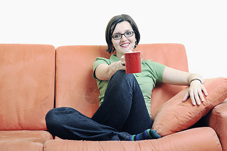 妇女喝咖啡享受沙发黑发休息女士房间喜悦微笑杯子咖啡图片