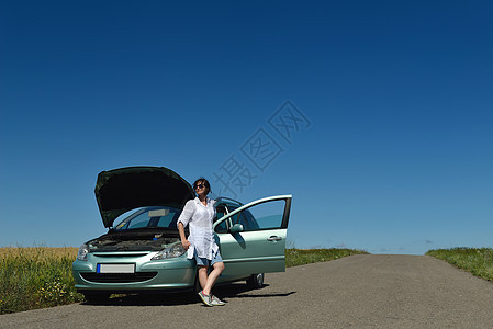 妇女汽车被撞破街道女孩驾驶车轮旅行车辆发动机运输机械保险图片