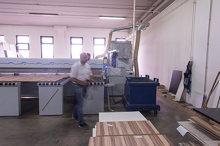 木制家具工厂的工人木匠行动制造业生产作坊风镜工匠加工家具木头图片