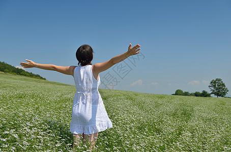 绿色田中的年轻快乐的女青年女孩天空喜悦成人女性裙子场地跑步草地活力图片