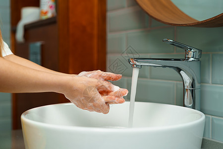 近距离靠近一个女人 在浴室洗手池里洗手溪流身体卫生女性女士气泡手指肥皂清洁度泡沫图片