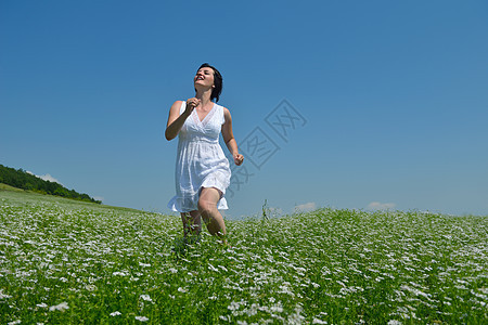 绿色田中的年轻快乐的女青年女孩裙子天空乐趣女性生活活力蓝色草地自由图片