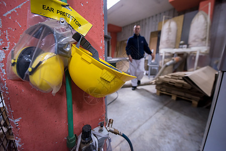 黄头盔和耳目防护标准安保装备黄色头盔和耳朵防护事故工具建筑学家具警告测量建设者安全生产帽子图片