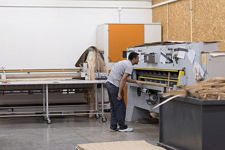 工人在木制家具工厂工作工具作坊输送带工程师安全工匠程序行动机器木工图片