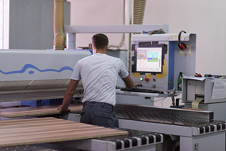 工人在木制家具工厂工作工具工装裤风镜行动木匠男人自动化程序输送带机器图片
