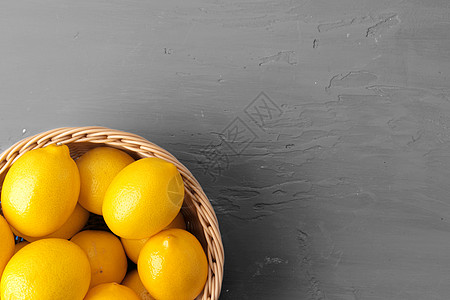 经典蓝色背景的柠檬 顶视图食物黄色颜色热带桌子启发性终极灰工作室图片