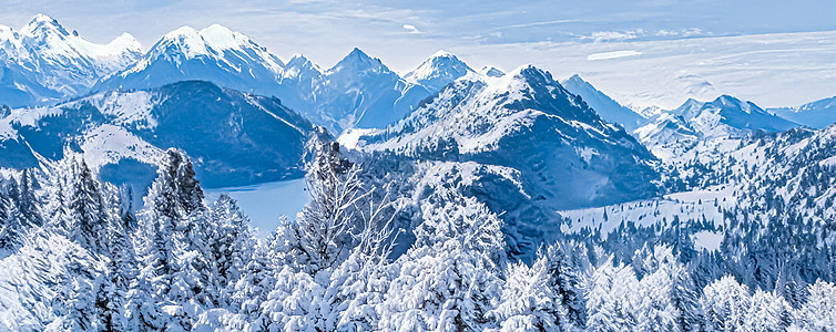 冬季奇景和神奇的圣诞风景 雪山和森林被雪覆盖 作为假日背景 笑声降雪滑雪村庄情绪假期魔法树木销售时间季节图片