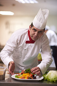 烹饪和装饰食品的厨房厨师餐厅职业酒店美食蔬菜工作盘子食物服务沙拉图片