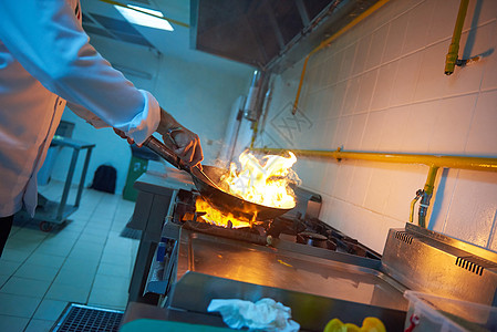 厨师在饭店厨房做饭 烧火煮饭烤箱帽子工作男性服务职业教育食物餐厅沙拉图片