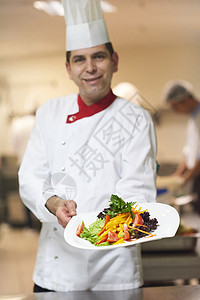 烹饪和装饰食品的厨房厨师盘子男性男人蔬菜成人沙拉美食帽子职业白色图片