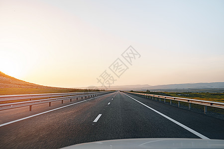 黎明时空高速公路 从司机的角度看阳光国家日落场景运动视角土地运输太阳沥青图片