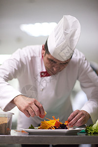 烹饪和装饰食品的厨房厨师白色帽子工作职业餐厅沙拉男人男性成人美食图片