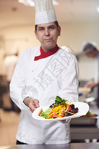 烹饪和装饰食品的厨房厨师男人职业帽子酒店沙拉成人盘子男性白色美食图片
